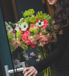 bukiet kwiatów w wyjątkowy dzień jakim jest rocznica jak działa poczta kwiatowa